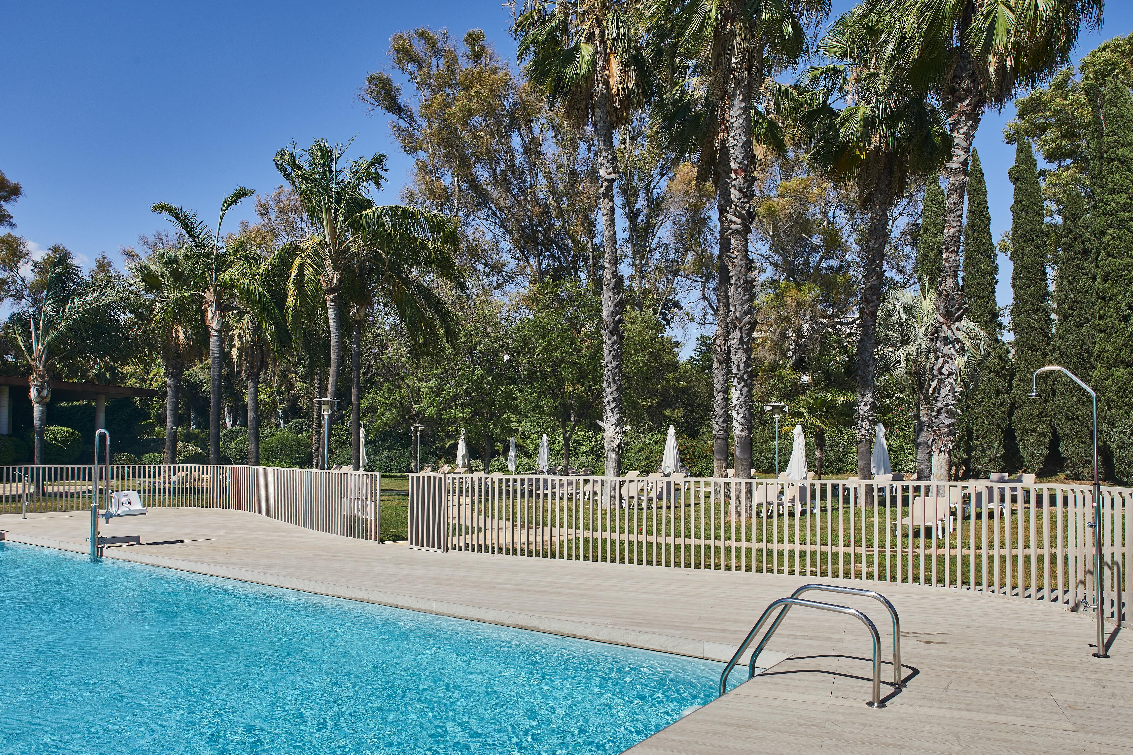 Silken Al-Andalus Palace Sevilla Exterior foto The swimming pool at the hotel
