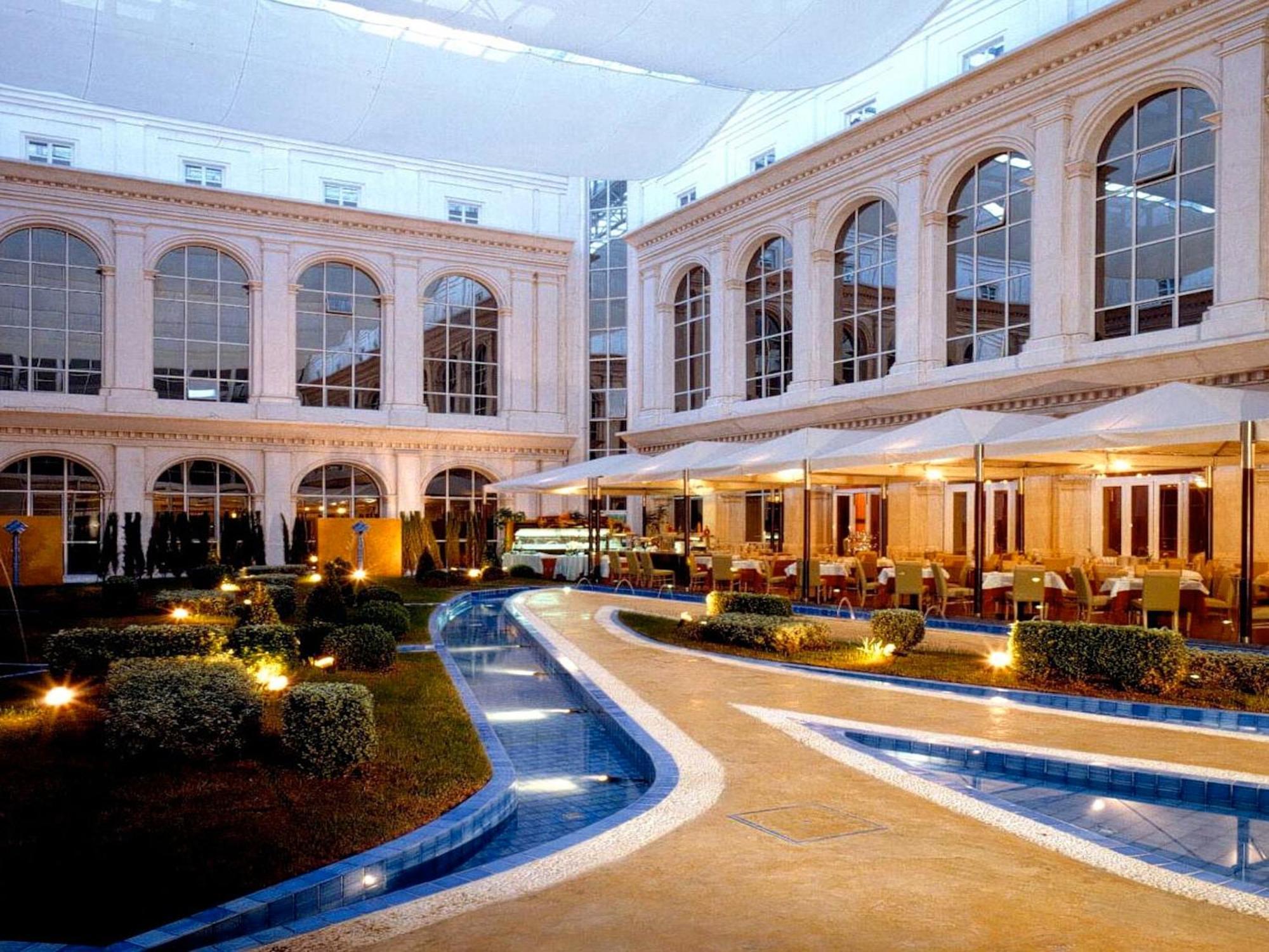 Silken Al-Andalus Palace Sevilla Exterior foto The hotel's courtyard
