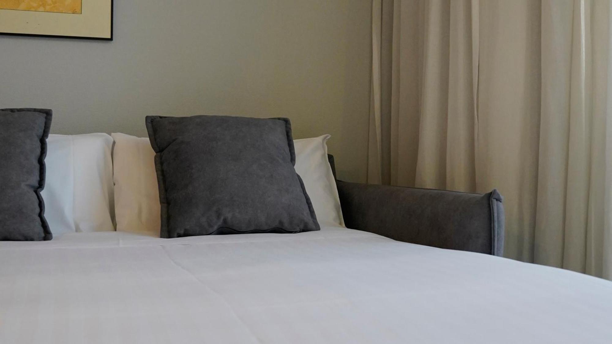 Silken Al-Andalus Palace Sevilla Exterior foto "The hotel room is a comfortable place to rest after a long day."